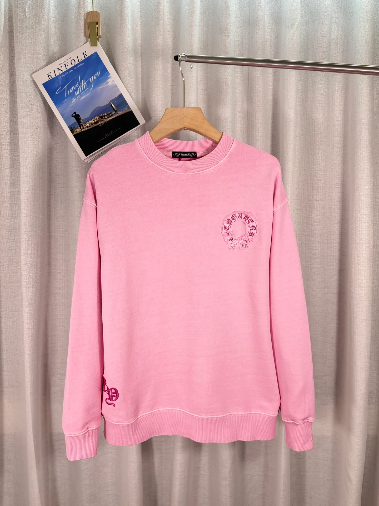 P260 top version, real shot without P, ​​different from market currency) 𝗖𝗵𝗿𝗼𝗺𝗲 𝗛𝗲𝗮𝗿𝘁𝘀/Cro Heart 2025 washed patch embroidery autumn and winter new original single counter American laser burnt 3D three-dimensional color embroidered couple casual sweatshirt 👑The highest version! Customized fabric 430g tripe terry fabric! American acid-washed and distressed original fabric laser burnt ✟appliqué embroidery and exquisite embroidery of letters! The best-selling model in the counter, very comfortable to wear. Accessories: original molded and authenticated collar label➕100% silk wash label. Genuine purchase-grade original hangtag➕matching hanging rope➕3D hanging beads➕original packaging bag. Craftsmanship: The original version has consistent wiring! The highest version of the armhole matching technique! Color: Pink Black Size: S M L XL Style No.: 9333